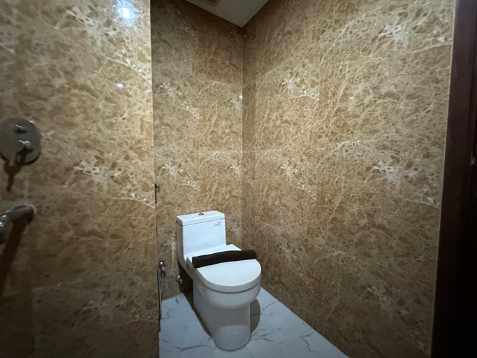 Bathroom 5, Comfy and Warm Studio at Grand Sungkono Lagoon Apartment By Travelio, Surabaya