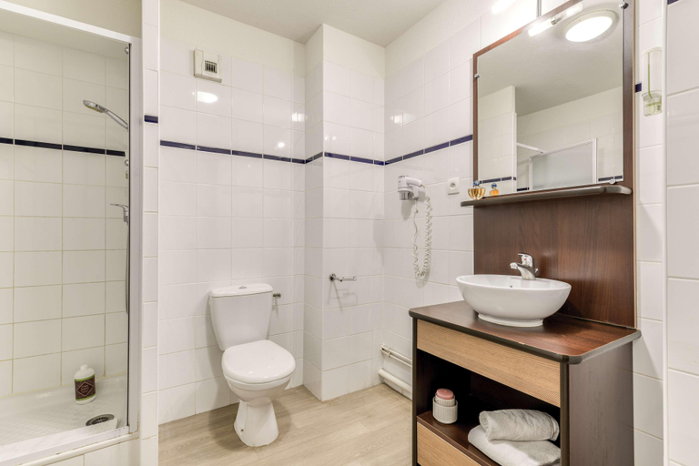 Bathroom 4, Zenitude Hotel-Residences Beziers Centre, Hérault