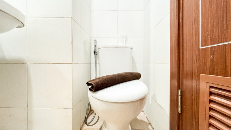 Bathroom 5, White Tone 1BR at Vittoria Residence Apartment By Travelio, Jakarta Barat