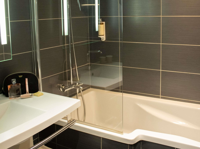 Bathroom 5, Mercure Tours Nord Hotel, Indre-et-Loire