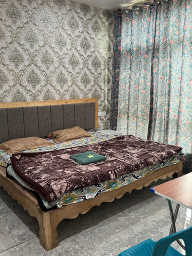 Bedroom 2, Lakes and peaks, Srinagar