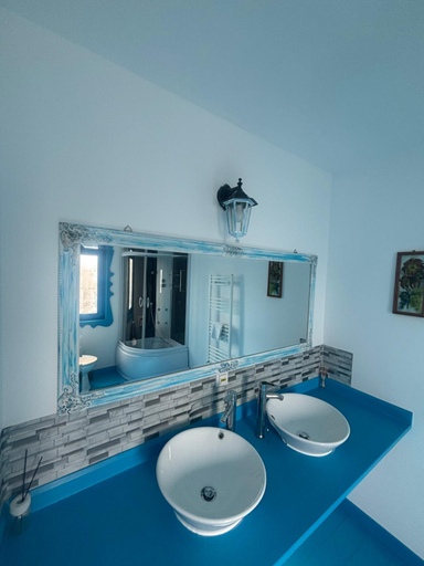 Bathroom 3, Yogi Pescaru, Murighiol