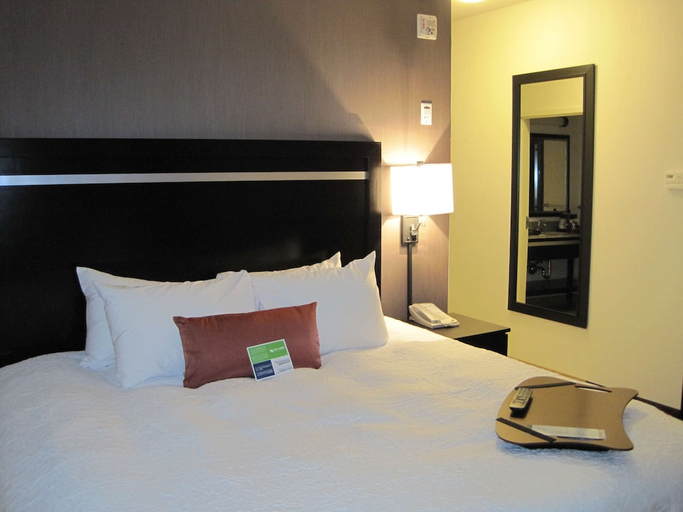 Bedroom 2, Hampton Inn by Hilton Fort Saskatchewan, Division No. 11
