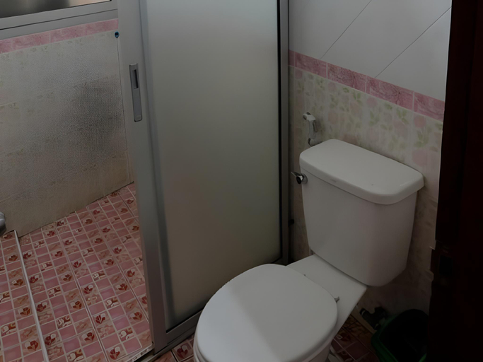 Bathroom 4, Rose Garden Hotel, Phra Nakhon Si Ayutthaya