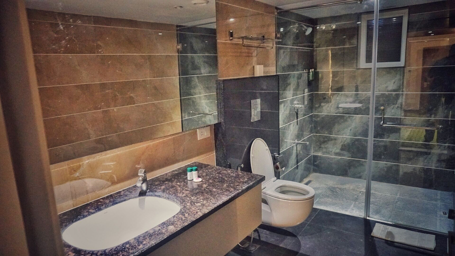 Bathroom 5, Kyriad Hotel Gulbarga, Gulbarga
