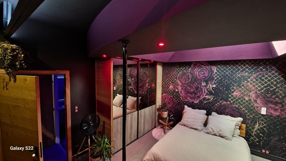 Bedroom, AKA LOVE ROOM, Tarn