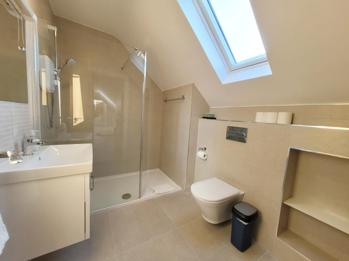 Bathroom 2, Donegan Court Aparthotel