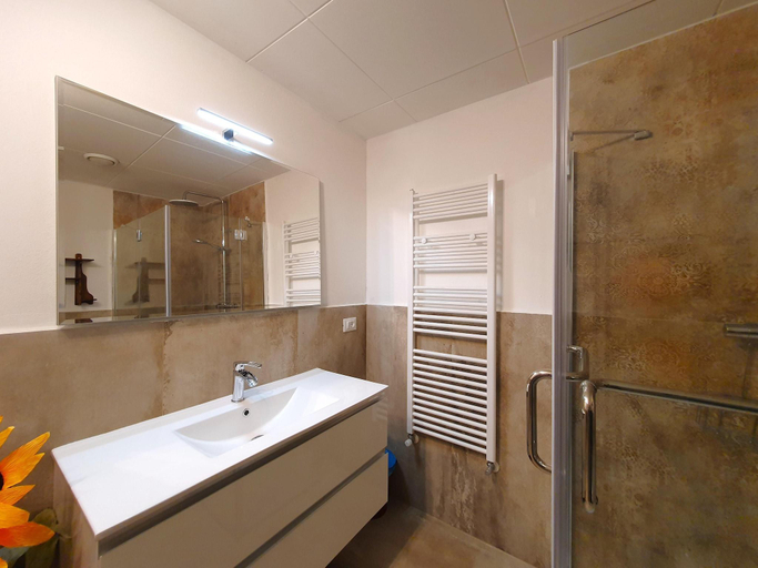 3, Apartment in Luino with Lake Maggiore Views, Varese