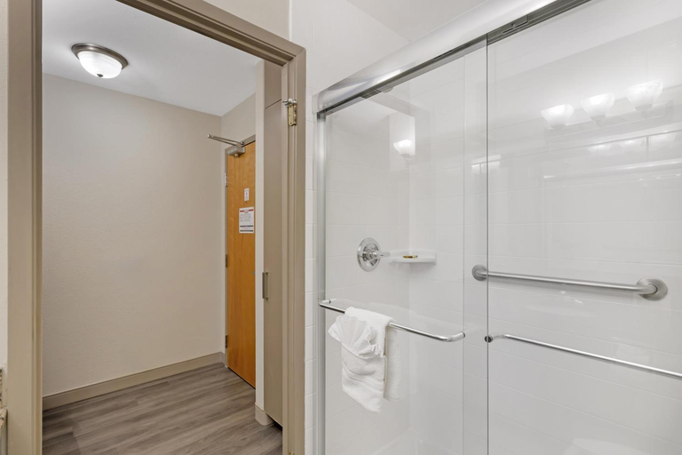 Bathroom 4, Best Western Plus Pembina Inn & Suites, Division No. 11