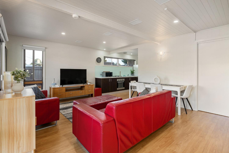 Others 3, Spacious 4-Bed Home 5-min from the Beach, Melbourne