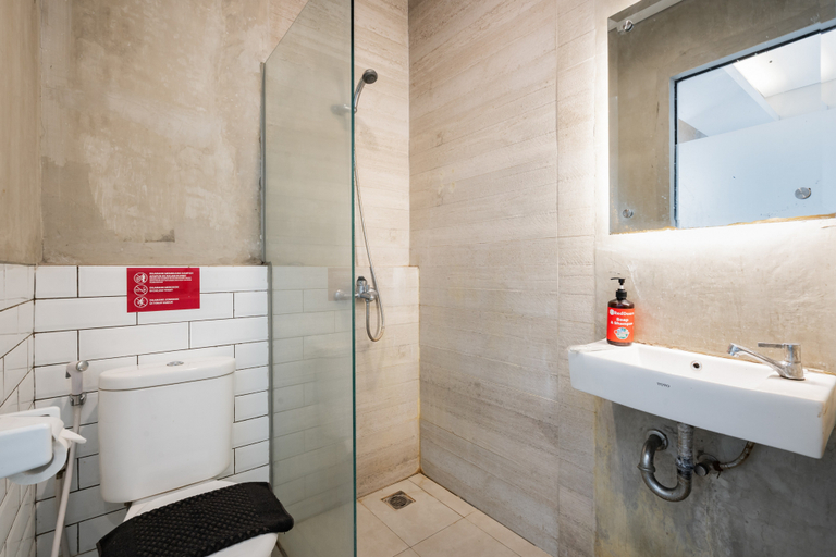 Bathroom, Sans Stay Caverna Gandaria City, South Jakarta