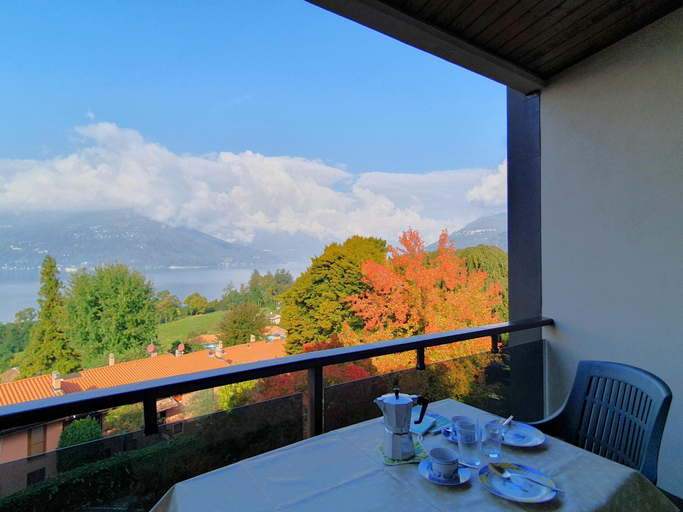4, Apartment in Luino with Lake Maggiore Views, Varese