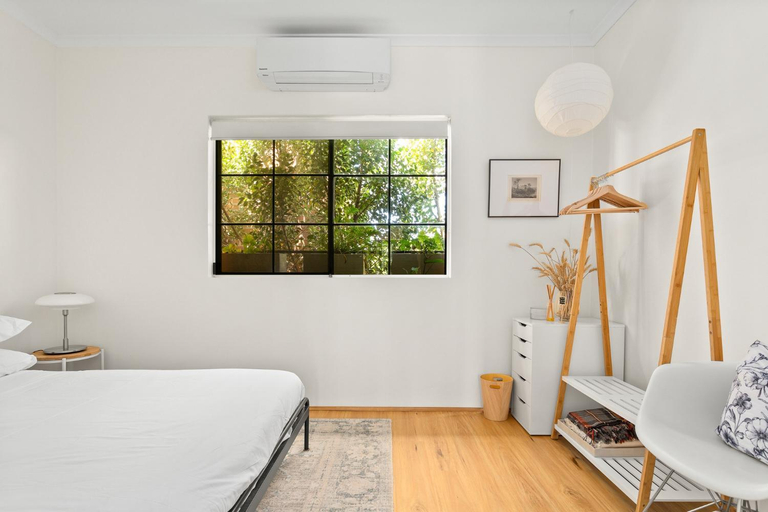 Others 5, Spacious 2-Bed Townhouse with a Lush Courtyard, Sydney