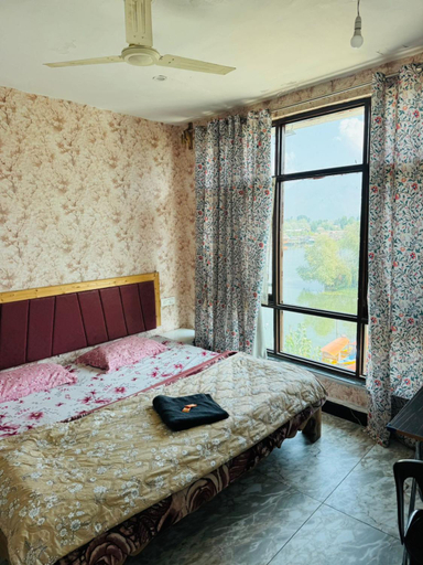 Bedroom 2, Lakes and peaks, Srinagar