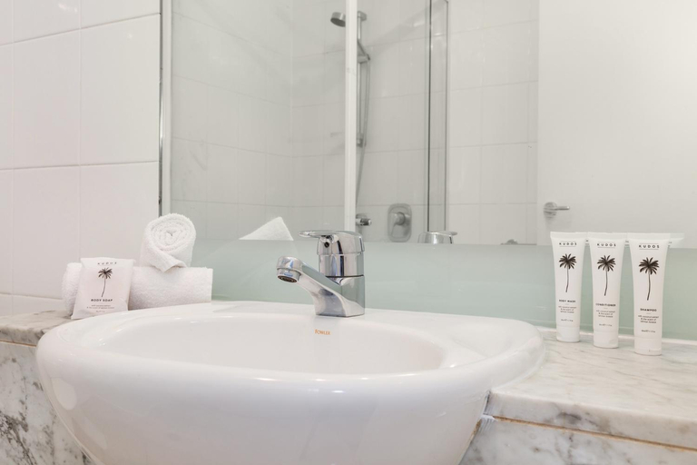 Bathroom 4, Luxe 2-Bed Apartment with River Views Near Casino, Melbourne