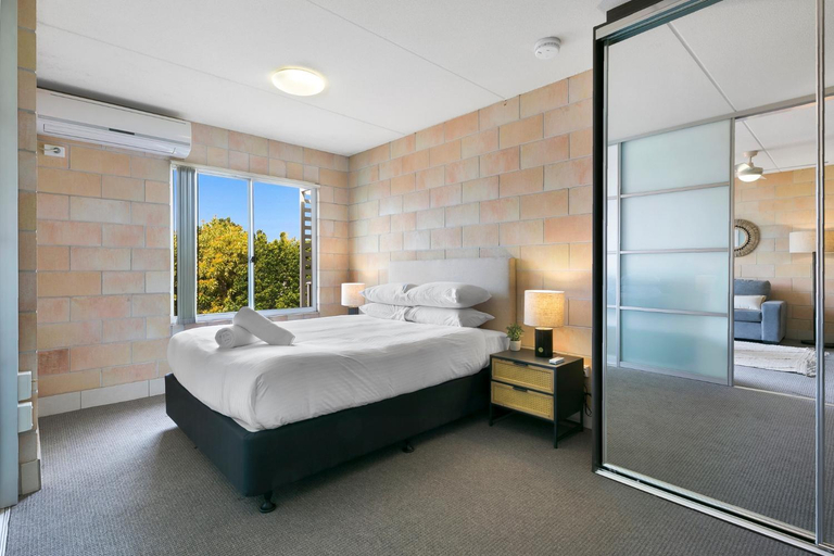 Bedroom 3, Sleek Apartment with Pool and Rooftop Terrace, Gold Coast