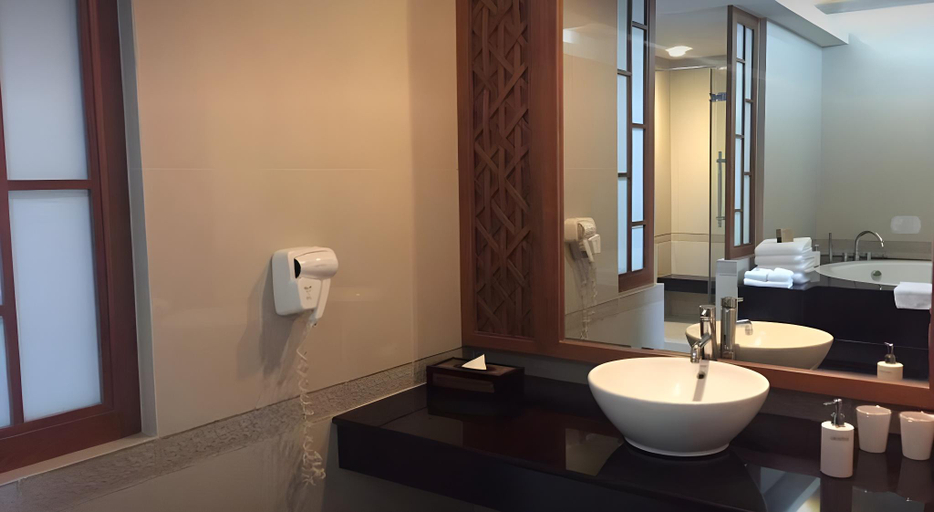 Bathroom 5, Sunee Grand Hotel&Convention Center, Muang Ubon Ratchatani