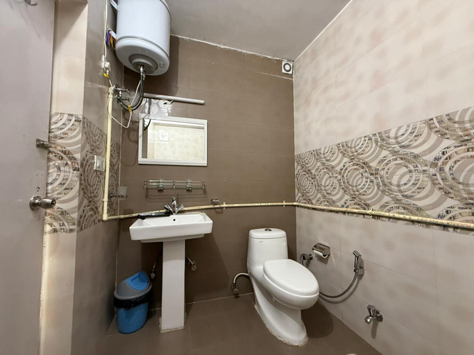 Bathroom 3, Hotel Royal Residency Dhanaulti, Tehri Garhwal