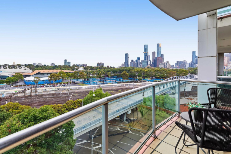 2, Spacious 3-Bed Apartment by the MCG, Melbourne