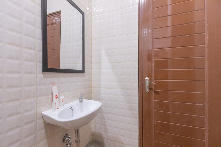 Bathroom 5, OYO 1552 Iodium Residence, Cikarang
