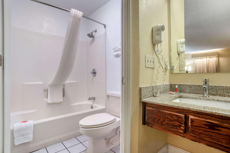 Bathroom 4, Econo Lodge Tupelo, Lee