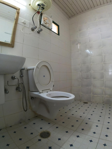 Bathroom 5, Highland Heritage cottages, Kullu