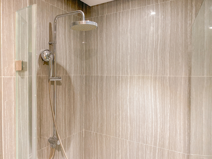 Bathroom 5, Elegant and Homey Studio at Apartment Capitol Suites By Travelio, Jakarta Pusat