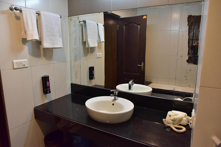 Bathroom, Hotel Ambassador Chocolate Inn, Nadia