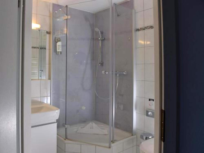 Bathroom 4, Pleasant Apartment in Oberhausen With a Terrace, Oberhausen