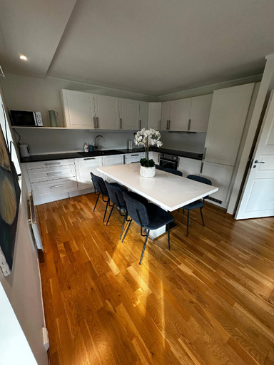 2, Bright Apartment with Patio and Garden, Kristiansand
