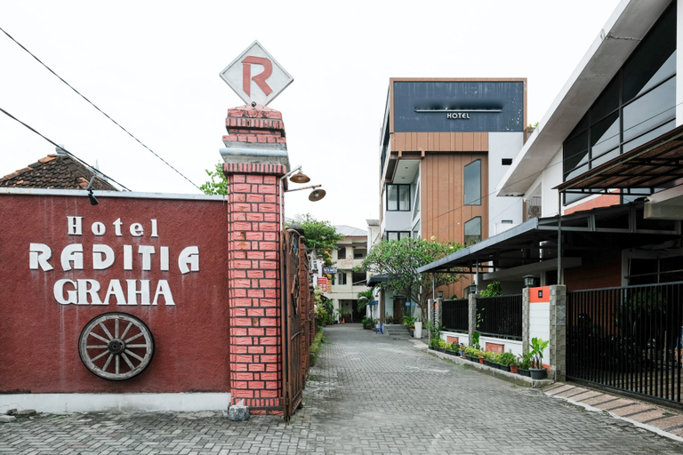 Exterior & Views 2, RedDoorz @ Hotel Raditia Graha Yogyakarta, Yogyakarta
