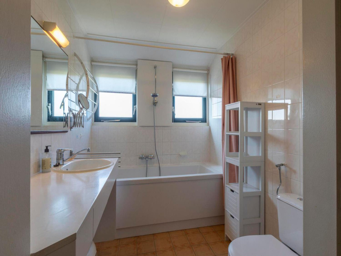 Bathroom 2, Duynopgangh 47 villa in Julianadorp for 6-guests, Den Helder