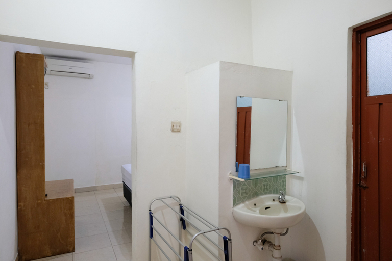 Bathroom 3, RedDoorz @ Hotel Raditia Graha Yogyakarta, Yogyakarta