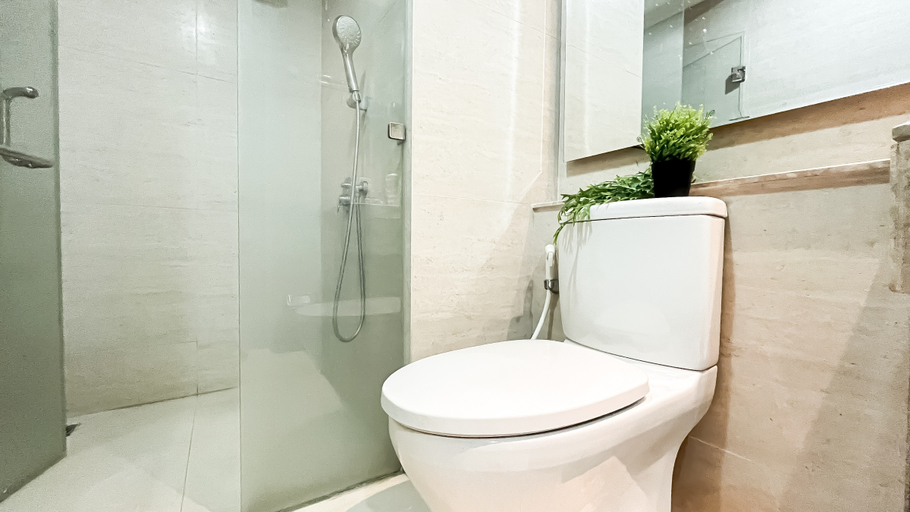 Bathroom 5, 3BR 8 pax at Gold Coast Apartment By Travelio, Jakarta Utara