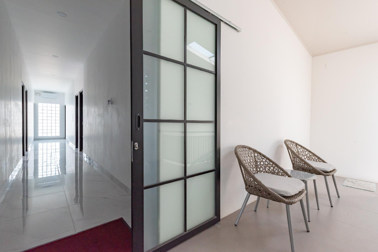Public Area 3, RedDoorz Syariah @ Jl Pangeran Hidayatullah Cianjur, Cianjur
