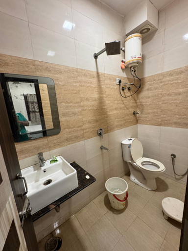 Bathroom 2, Hotel Raj Deluxe, Delhi