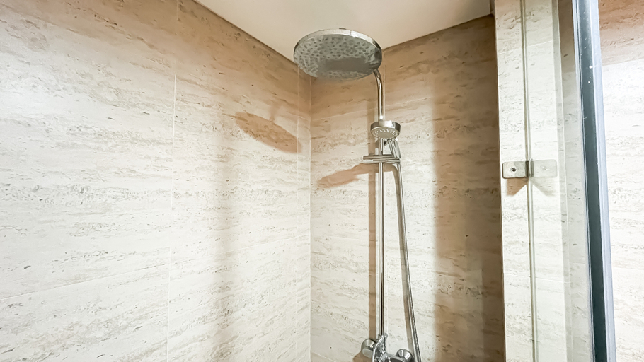 Bathroom 5, Warm and Spacious 2BR at Gold Coast Apartment By Travelio, Jakarta Utara