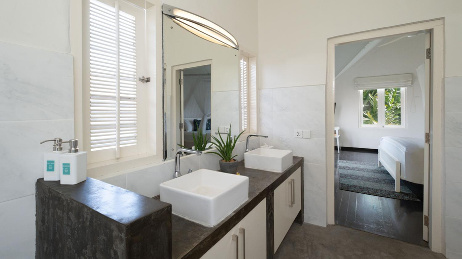 Bathroom 3, Villa Merta Sari 8 by Villa Finder, Badung