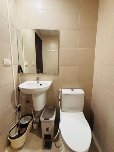 Bathroom 5, One Madison Towers, Iloilo City