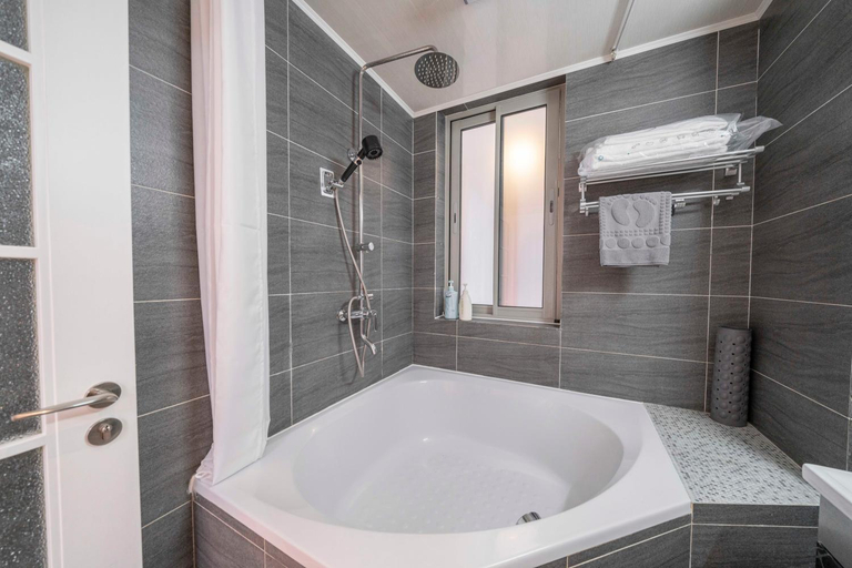 5, Tyms Modern 2BR APT Xintiandi Riverside Garden, Shanghai