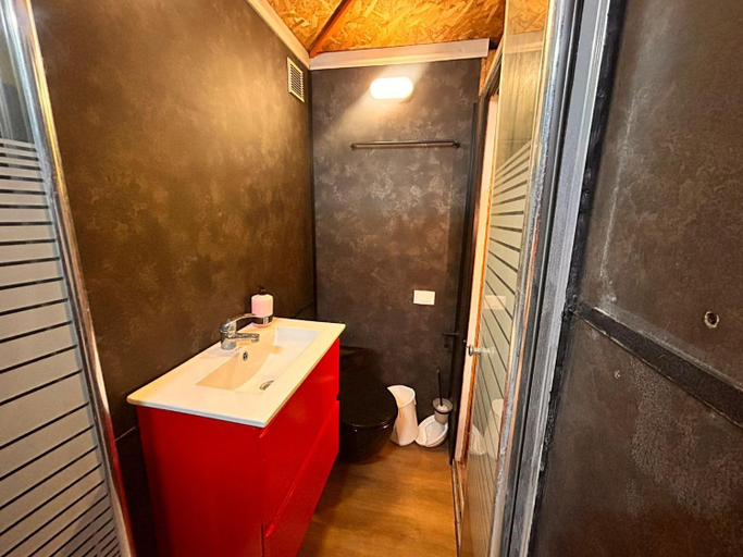Bathroom 3, Caravan Hostel Tel Aviv By Roger Age 18-45