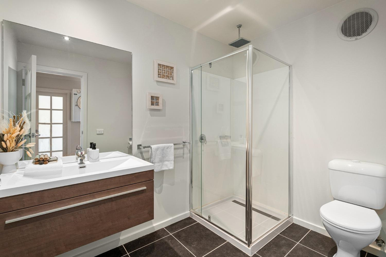 Others 3, Spacious 4-Bed Home 5-min from the Beach, Melbourne