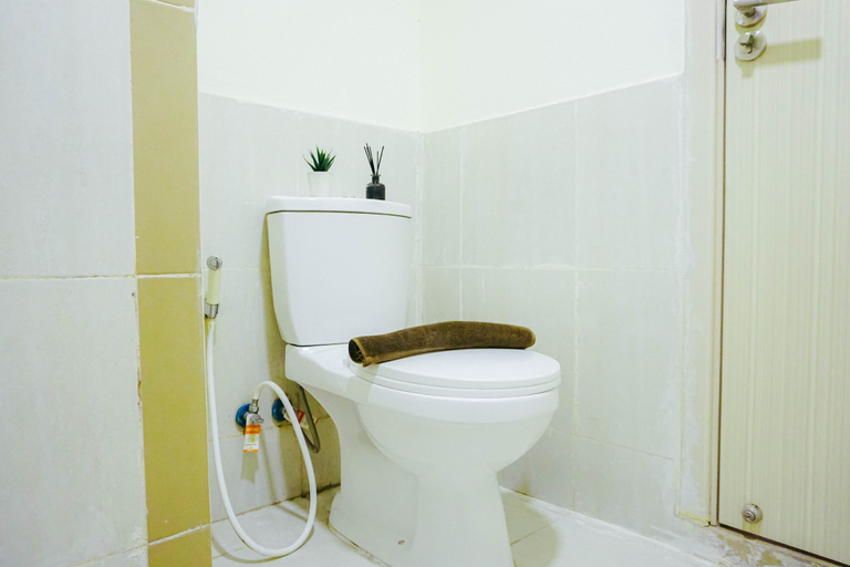 Bathroom 5, Relaxing 2BR with Working Room Apartment Meikarta By Travelio, Cikarang