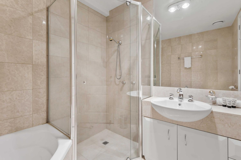 4, Spacious 3-Bed Apartment by the MCG, Melbourne