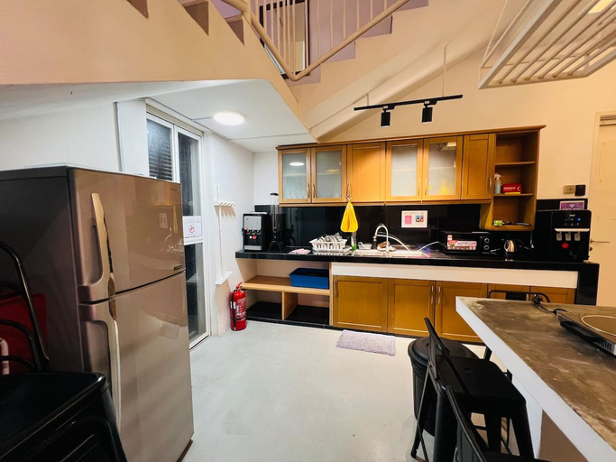 Kitchen 2, KL Bungalow 34 Pax - 7 Cars - Karaoke, Games & Meeting Area - 5km to Mid Valley, Kuala Lumpur