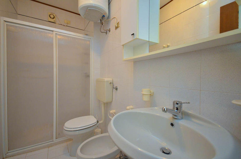 Bathroom 3, Bibione Apartment With sea View, Venezia