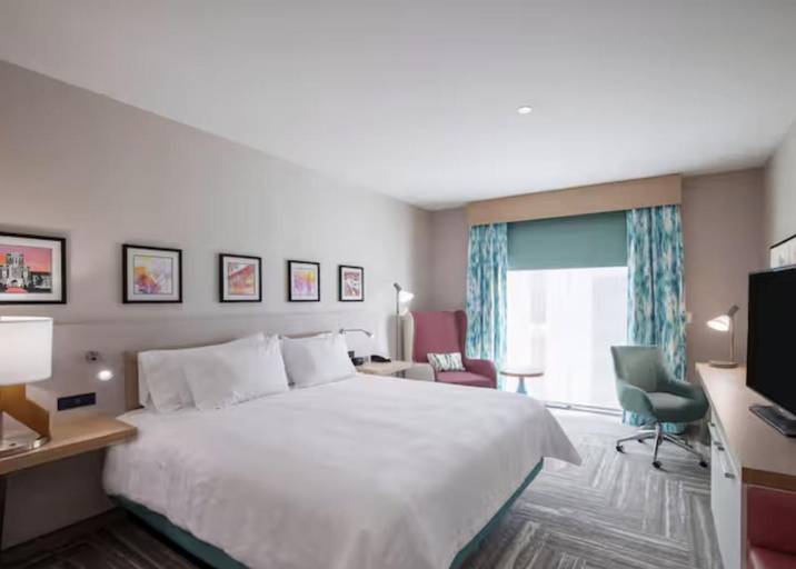 Bedroom 2, Hilton Garden Inn Flushing Laguardia, New York