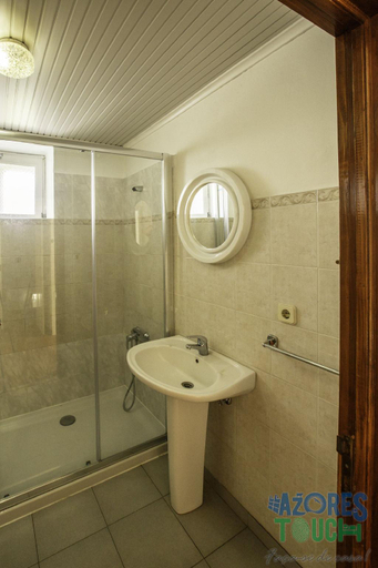Bathroom 5, Hospedaria casa D'Avo, Praia da Vitória