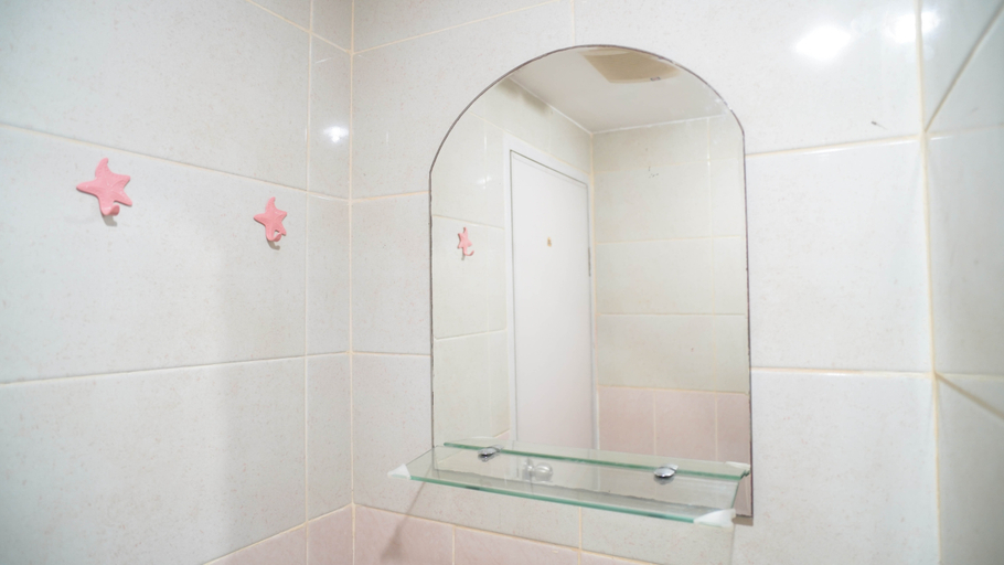 Bathroom 5, White Tone 2BR at Podomoro Golf View Apartment By Travelio, Bogor