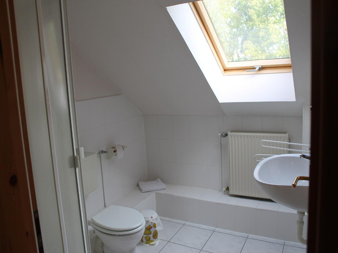 Bathroom, Geraumige Ferienwohnung in Boddin mit Garten, Rostock